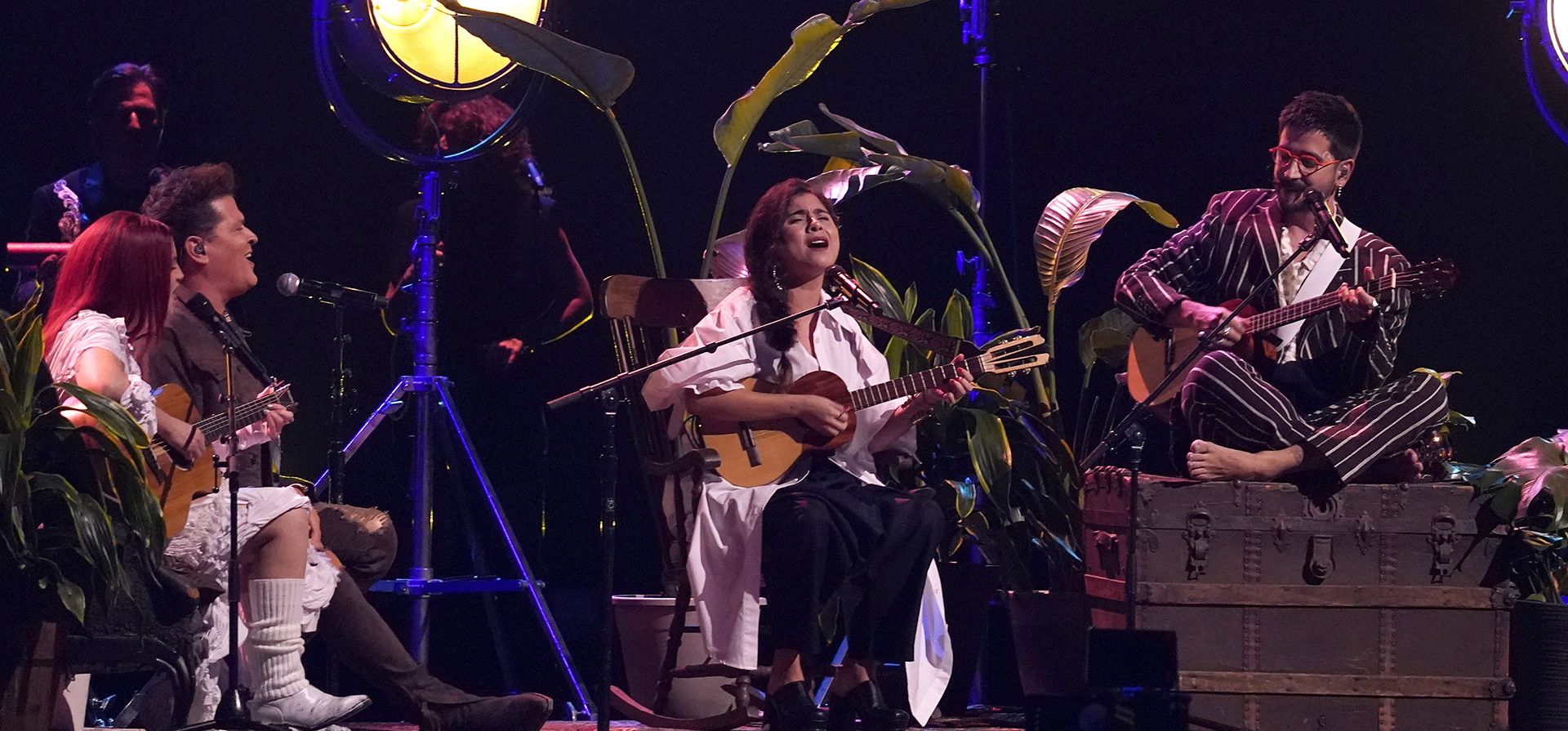 Nicole Zignago, de izquierda a derecha, Carlos Vives, Silvana Estrada y Camillo interpretan "Baloncito viejo" en la 23º entrega anual de los Premios Grammy Latinos en el Mandalay Bay Michelob Ultra Arena, el jueves 17 de noviembre de 2022, en Las Vegas. (Foto AP/Chris Pizzello)