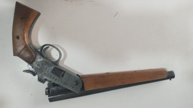 el arma que tenía el prófugo en su poder.jpg