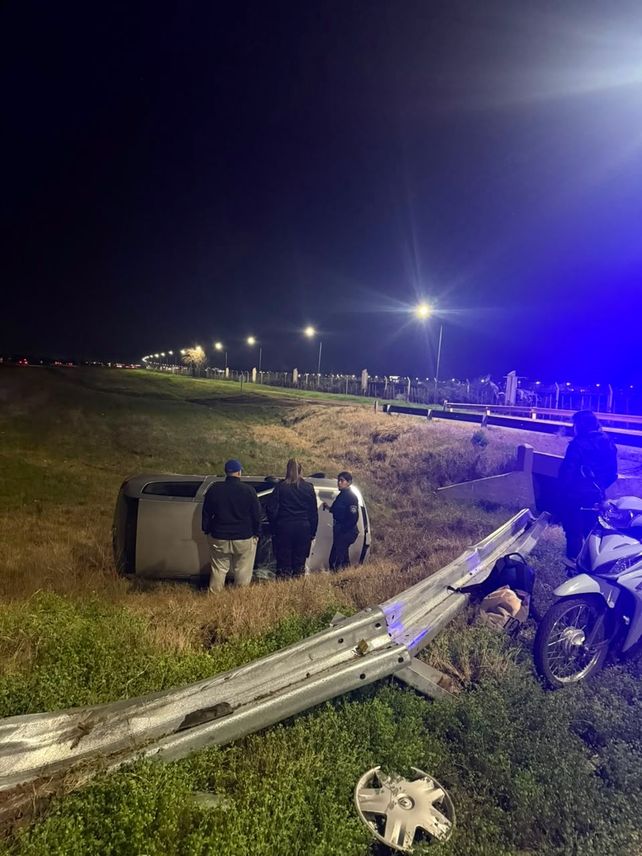 Un conductor resultó herido tras volcar con su auto en la autopista Rosario-Córdoba