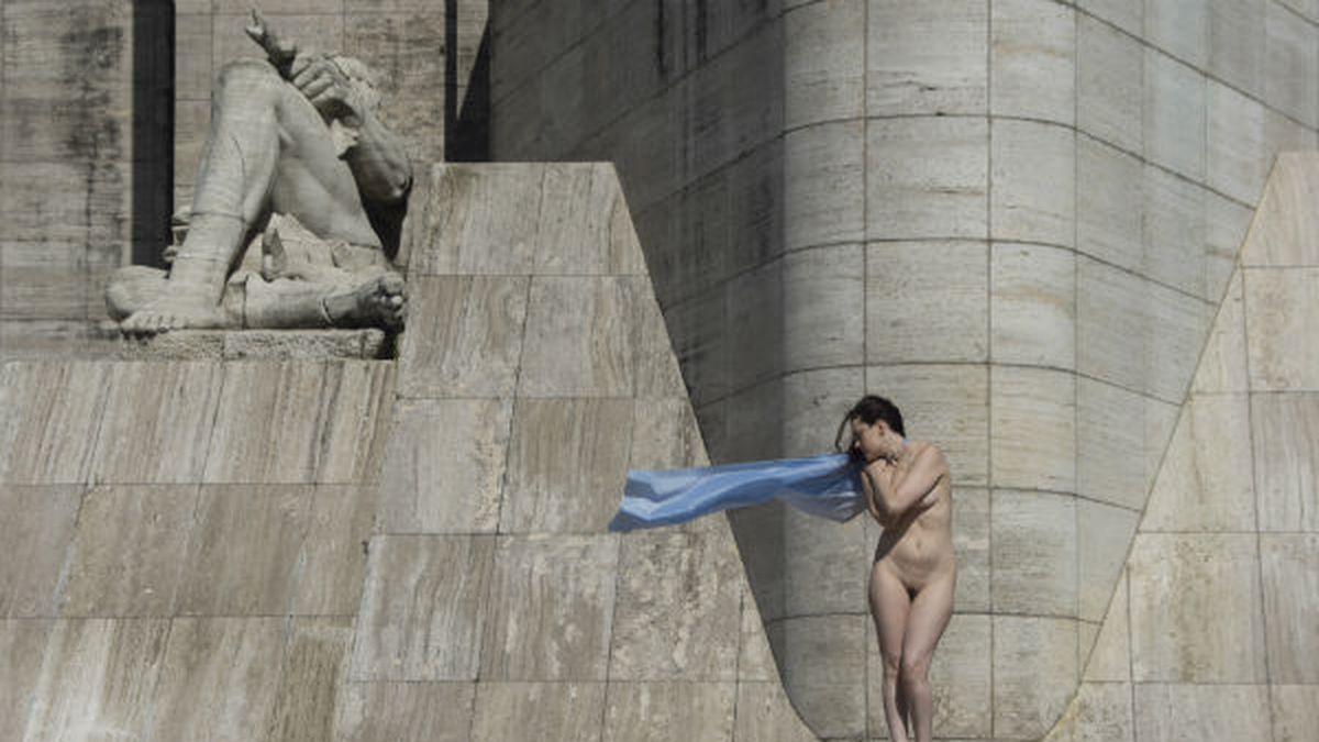 Rosario una mujer posó desnuda en el Monumento a la Bandera imagen