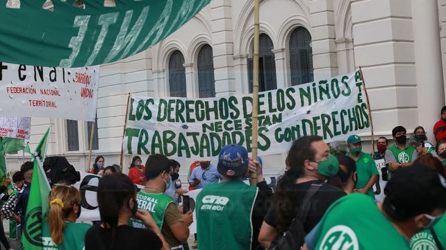 Trabajadores de ATE protestaron frente a la Casa de Giobierno por mejoras salariales