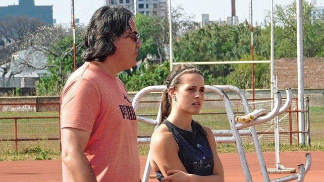 La garrochista Josefina Brunet junto a su entrenador Maximiliano Troncoso en el Card.