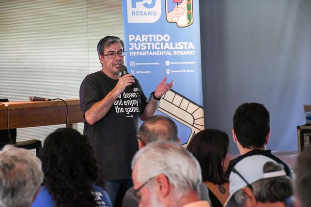 La dirigencia del peronismo rosarino confluyó en la Facultad de Ciencia Política y RRII.
