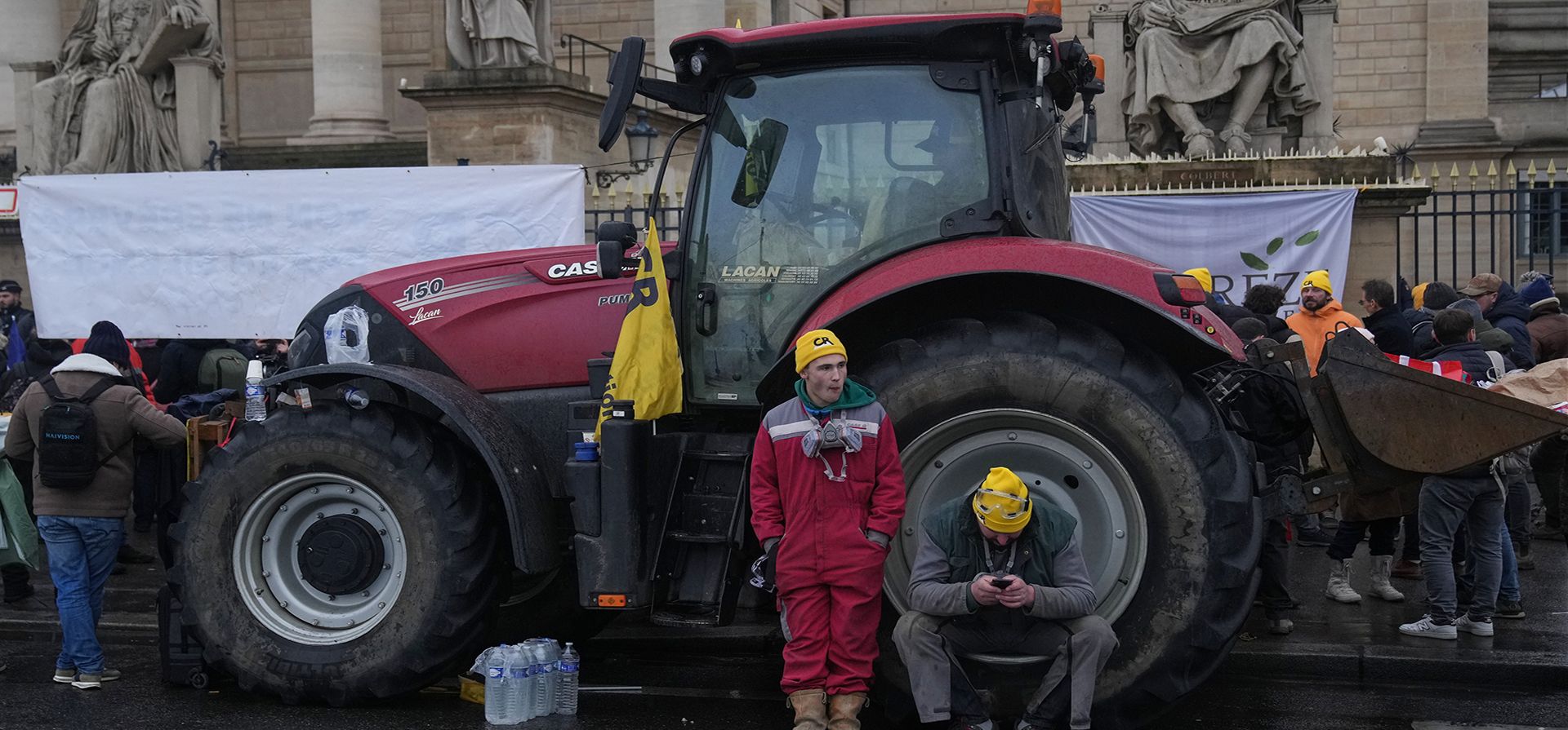 Agricultores descansan frente a la Asamblea Nacional en protesta contra la intención de la Unión Europea de avanzar con el acuerdo comercial del Mercosur con cinco países sudamericanos, en París, el jueves 8 de enero de 2026. (Foto AP/Christophe Ena) Agricultores descansan frente a la Asamblea Nacional en protesta contra la intención de la Unión Europea de avanzar con el acuerdo comercial del Mercosur con cinco países sudamericanos, en París, el jueves 8 de enero de 2026. (Foto AP/Christophe Ena)