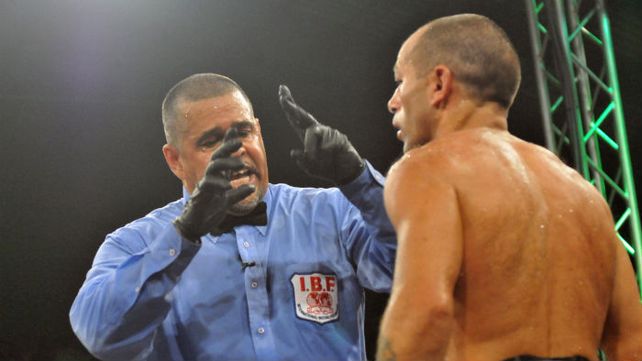 Esc&aacute;ndalo en el box: Lazarte perdi&oacute; el duelo mundialista y el p&uacute;blico agredi&oacute; a su rival