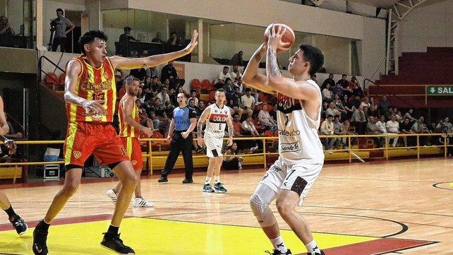Colón estiró su gran arranque con un triunfo ante Sarmiento