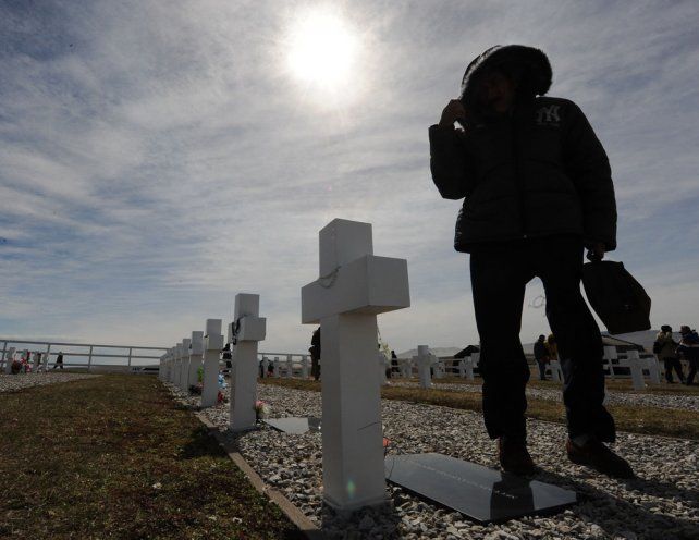 Adelantaron que buscarán identificar a los soldados argentinos en Malvinas