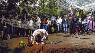 Tailandia se desvela por 12 niños atrapados en una cueva inundada