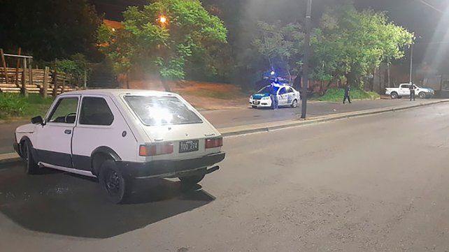 Una joven de 26 años fue hospitalizada con graves heridas tras caer de un auto
