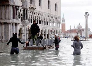 Marea hist&oacute;rica azota a Venecia, inunda la plaza San Marcos y amenaza la ciudad