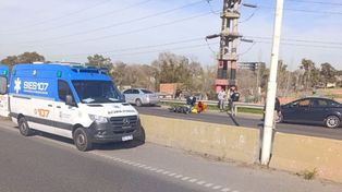 Una ambulancia del Sies llegó al lugar para asistir al motociclista herido.