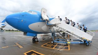 La delegación de Central, al abordar el chárter que los trajo hasta Santiago del Estero. Esta vez fue un avión más grande.