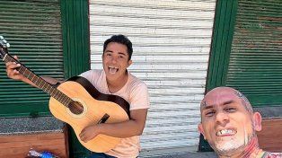 Emanuel Noir le regaló una guitarra a un artista que se la habían robado