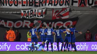 Todo Tigre festeja frente a una de las tribunas del Monumental. Le ganó a River en su cancha y jugará la semifinal con Argentinos Juniors.
