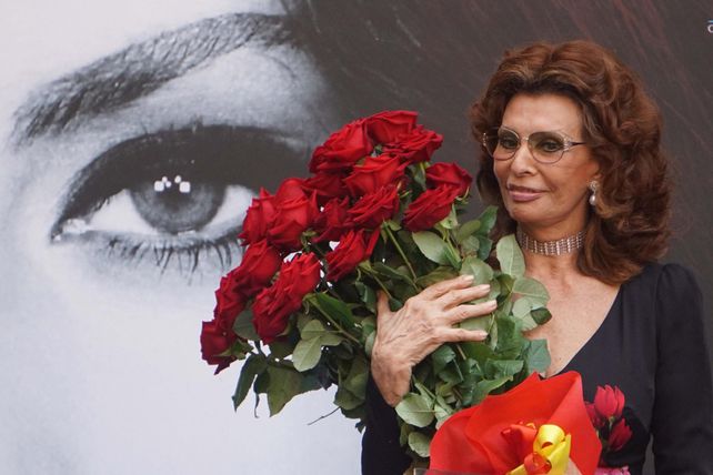 Hermosa. La actriz con un ramo de rosas durante la ceremonia en la Alcaldía.