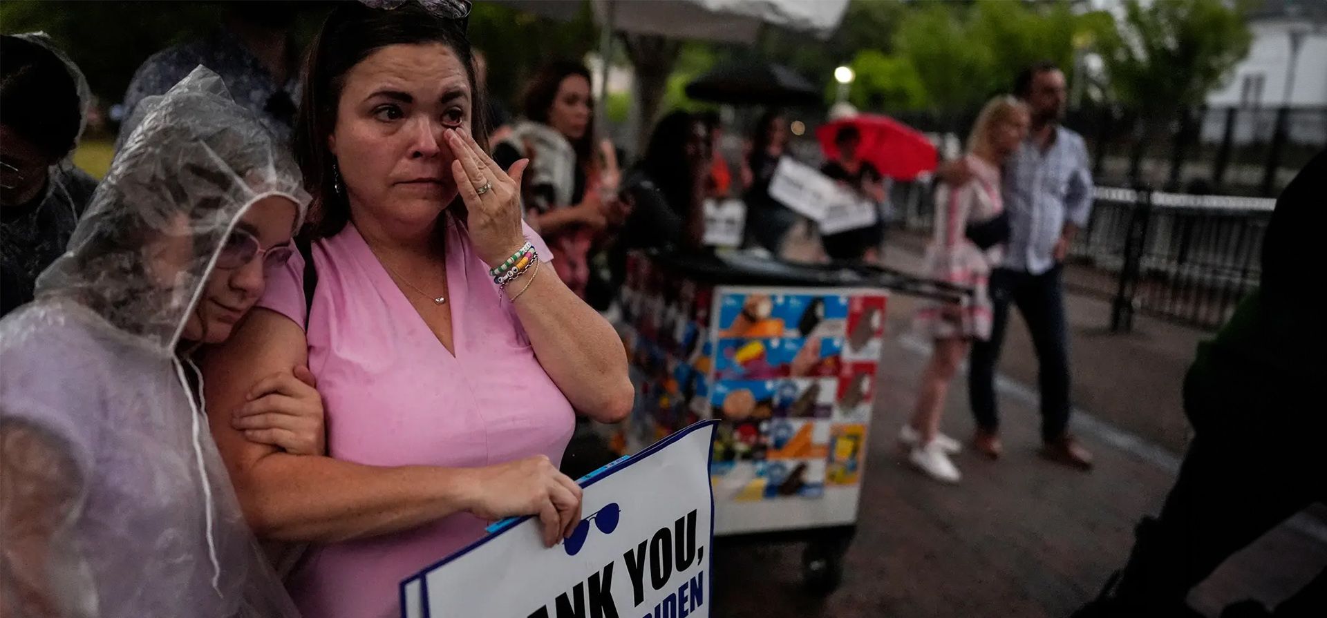 La gente escucha en Lafayette Square al presidente Biden dirigiéndose a la nación sobre su decisión de abandonar su candidatura demócrata a la reelección presidencial. Fotografía: Mike Stewart/AP La gente escucha en Lafayette Square al presidente Biden dirigiéndose a la nación sobre su decisión de abandonar su candidatura demócrata a la reelección presidencial. Fotografía: Mike Stewart/AP