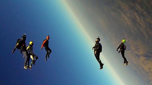 El experimentado piloto y parapentista acrobático Andy Hediger