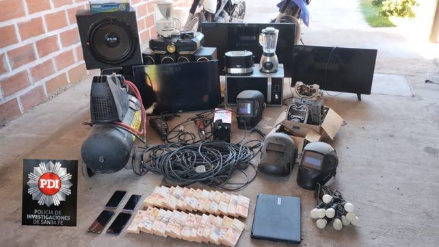 La Policía de Investigaciones (PDI) incautó plantas de cannabis, dos rifles, cinco teléfonos celulares, una notebook, motos enduro y dinero en efectivo. 