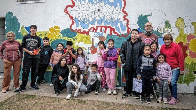 Un mural colectivo rescata la historia y fortalece la identidad del barrio Rocamora en Paraná.