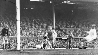 El crack argentino convierte uno de sus tres goles para el triunfo de Real Madrid en la final de la Liga de Campeones 1959/1969.