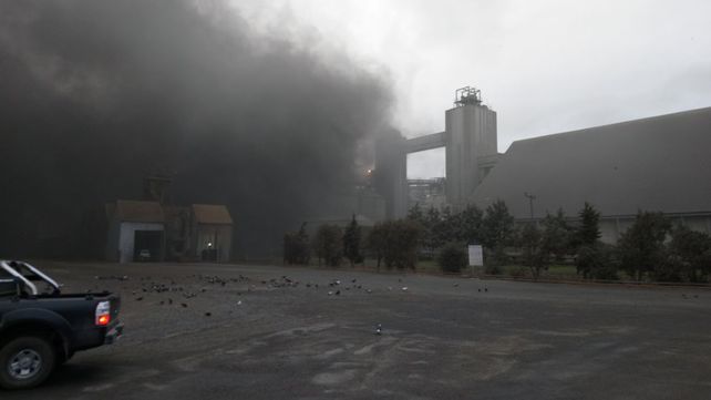 Un incendio de grandes dimensiones afectó a la planta de Molinos en San Lorenzo