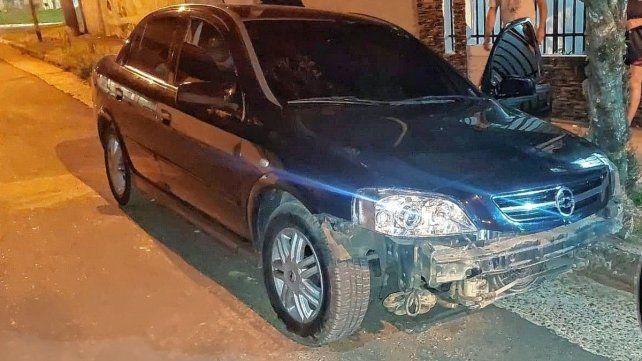 El auto fue identificado por personal policial tras perder la patente en el lugar del accidente.