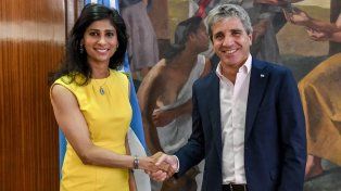 El FMI aprobó el desembolso de 800 millones de dólares para la Argentina