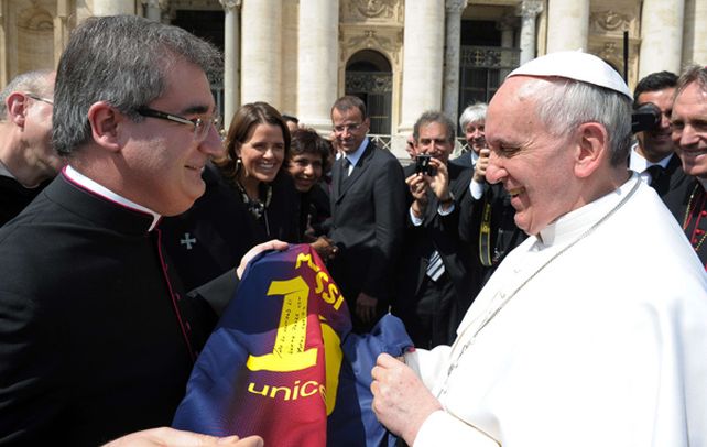 Idolo. Foto distribuida por el Vaticano del momento en que sacerdotes le entregaron la casaca firmada por Lionel Messi.