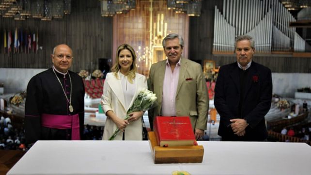 Religiosidad. Fernández estuvo en la Basílica de Guadalupe junto a Fabiola Yañez y Felipe Solá.&nbsp;