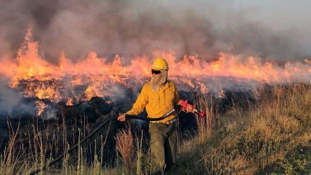 Juan Cabandié: Esperamos un frente de lluvias para el lunes que podría ayudar a controlar los incendios