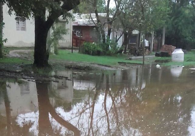 Colastiné Sur es uno d elos primeros barrios afectados por la crecida. A la del río Paraná se le suma la de las lluvias.
