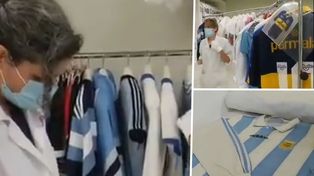 Video: camisetas, premios y regalos, entre las reliquias que dejó Diego Maradona