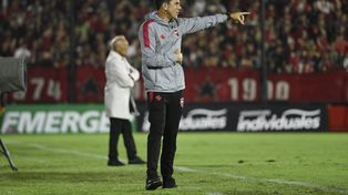 El entrenador no pudo alcanzar el primer gran objetivo rojinegro de la temporada.