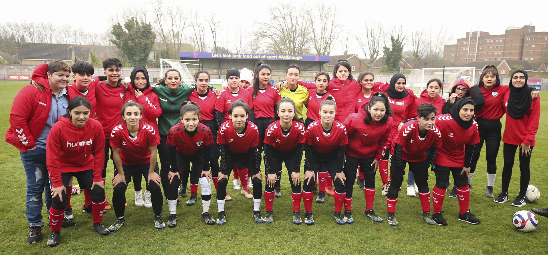 Las jugadoras del Equipo de Desarrollo de Afganistán posan para una foto antes de su partido contra el Equipo Parlamentario Femenino en el Dulwich Hamlet Football Club, al sur de Londres, el martes 29 de marzo de 2022. Amnistía Internacional Reino Unido está iniciando su mes de Bienvenidas al Fútbol, una iniciativa para dar la bienvenida a los refugiados. y personas que buscan asilo en las comunidades del Reino Unido.