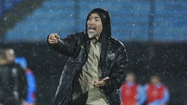 Eduardo Domínguez se mostró autocrítico luego de la derrota que sufrió su equipo.