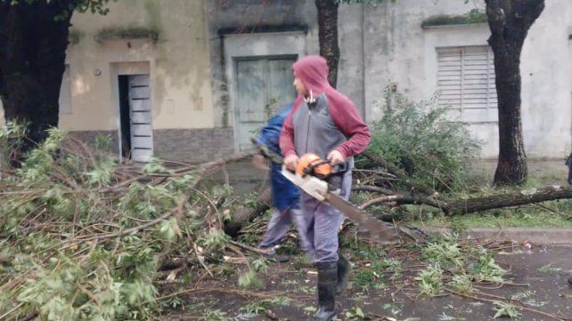 El fuerte temporal que azotó a Basavilbaso provocó la caída de árboles y postes de luz. Una pareja fue socorrida por bomberos.