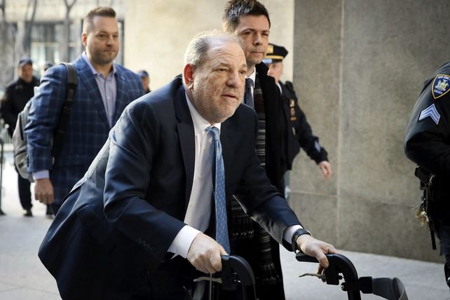 Weinstein espera otro juicio por once acusaciones.