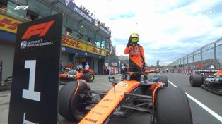 Lando Norris celebra la pole para el GP de Australia. A su lado, el local Oscar Piastri. Primera del año de la Fórmula 1.