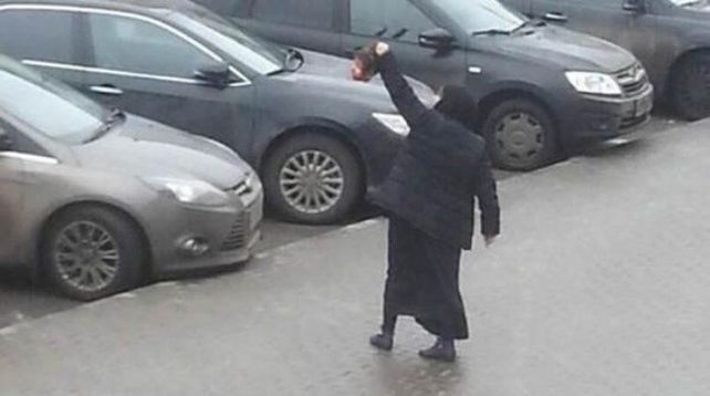 Una niñera decapitó a la menor que cuidaba y exhibió su cabeza en la calle
