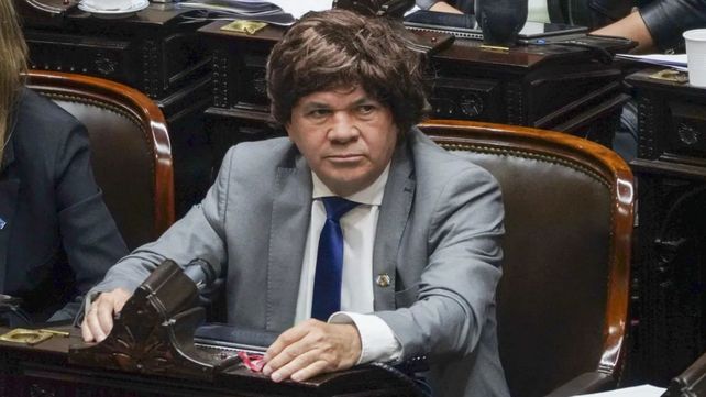 En Diputados se vivió una peculiar secuencia: un legislador se puso una peluca imitando a Milei para rechazar los vetos