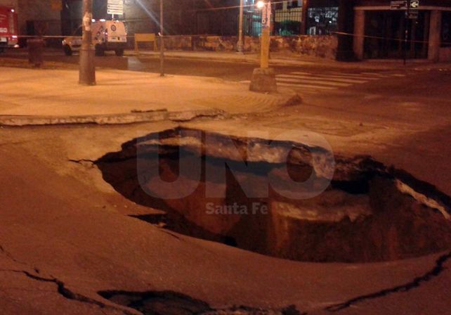 Así está el socavón de Rivadavia y Bulevar