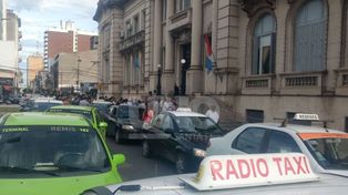 En el día clave de la Cumbre, taxistas cortarán el tránsito