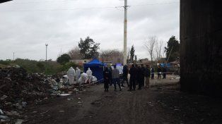 El basural cerca del puente Sorrento en la ciudad de Rosario, donde hallaron muerto a un hombre
