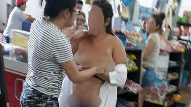 Desnudaron a una mujer que habría robado un supermercado