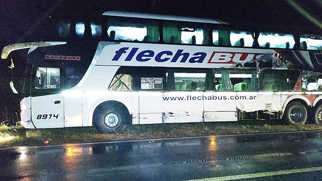Chocaron un colectivo y un camión en la ruta provincial 6. Tres pasajeros y uno de los choferes resultaron heridos&nbsp;