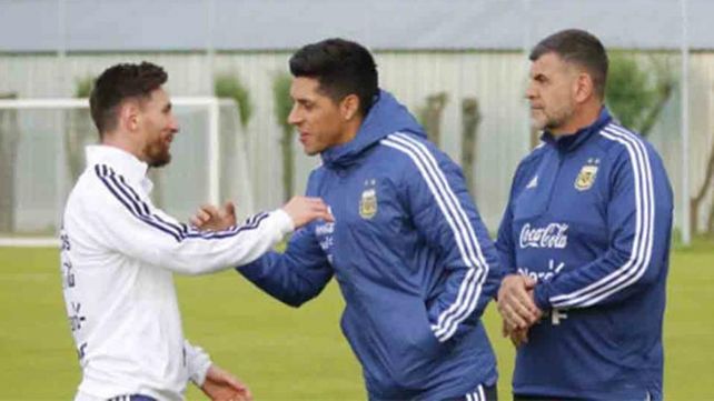 Lionel Messi saluda a Enzo Pérez cuando coincidieron en la selección argentina.