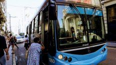 Primer día del nuevo sistema de transporte. Una vecina consulta al chofer sobre el recorrido. Primer día del nuevo sistema de transporte. Una vecina consulta al chofer sobre el recorrido.