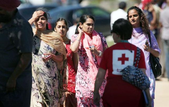 Miembros de la comunidad hinduista se lamentan en las afueras del templo donde ocurrió la tragedia.