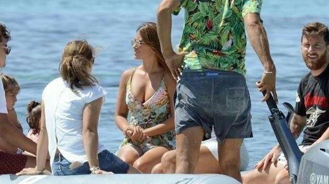 El mundo a sus pies: la mujer de Messi deslumbra en las playas de Ibiza