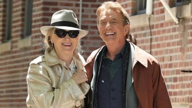 Meryl Streep y Martin Short son dos artistas muy queridos de Hollywood. Los vieron besándose en el set de grabación de “Only Murderers In The Building”.